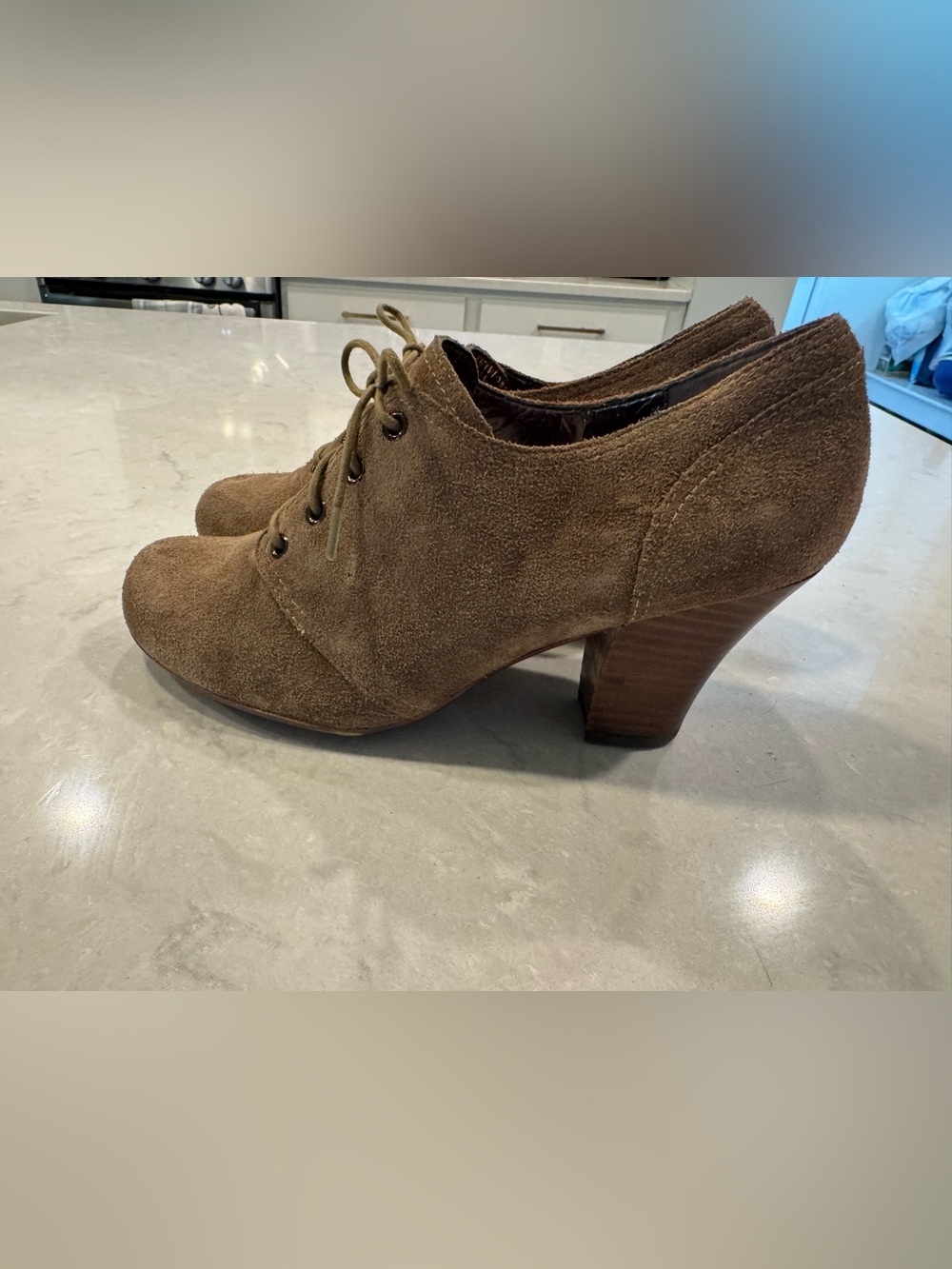 Clark’s Women’s Tan Suede Lace-Up Heeled Oxford Shooties